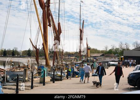 Maldon Essex UK, Blick auf Menschen, die am Ufer am Hythe Quay in der Stadt Maldon in Essex, England, entlang von Bargen laufen. Stockfoto