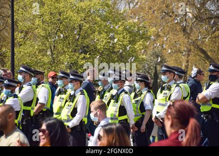 London, Großbritannien. April 2021. Die Polizei trägt bei dem Anti-Lockdown-Protest Schutzmasken. Tausende von Menschen marschierten durch das Zentrum Londons, um gegen Gesundheitspässe, Schutzmasken, Covid-Impfstoffe und Sperrbeschränkungen zu protestieren. Stockfoto
