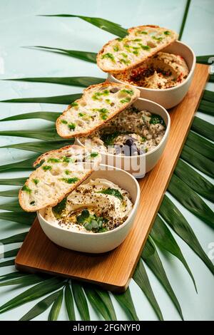 Mazeh Vorspeisen mit Hummus und anderen Dips Stockfoto