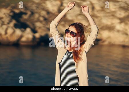 Frau am Strand in den Bergen in der Nähe des Flusses Entspannen Sie sich Urlaub Modelllandschaft Stockfoto