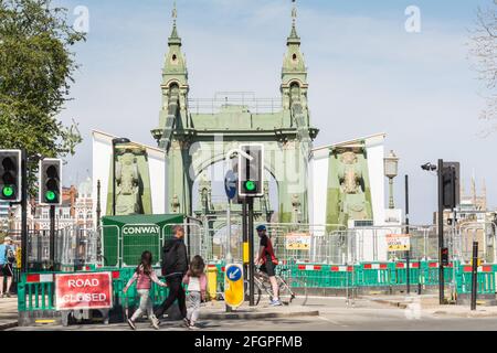 Eine geschlossene Hammersmith Bridge an der Themse im Westen von London, England, Großbritannien Stockfoto