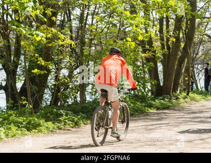 Ein männlicher Radfahrer auf dem Treidelpfad an der Themse im Südwesten von London, England, Großbritannien Stockfoto