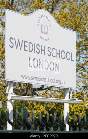 Schulschilder außerhalb der Schwedischen Schule, Barnes, London, Großbritannien Stockfoto