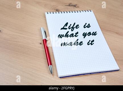 Das Leben ist das, was man auf einem Notizbuch sagt Seite Stockfoto