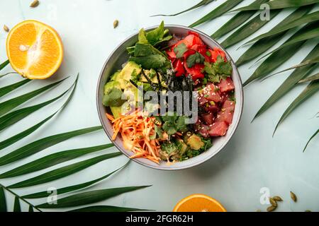 Hawaiianische Thunfisch-Schüssel mit Reis und Gemüse Stockfoto