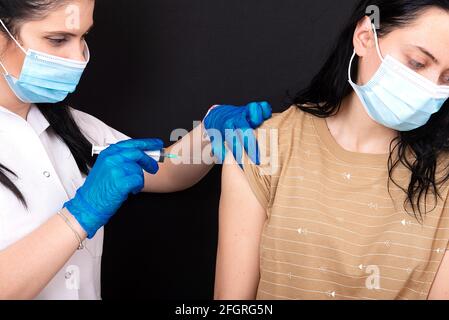 Der Arzt impft gegen das Corona-Virus, um den Ausbruch des Corona-Virus zu verhindern Stockfoto