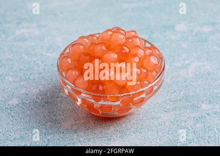 Glasschale aus orangefarbenen Tapioka-Perlenblasen Stockfoto