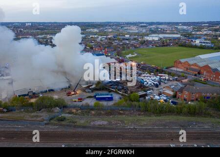 Leeds UK, 24. April 2021: Luftaufnahme eines Großbrands in einem Schrottplatz in der Stadt Hunslet in Leeds West Yorkshire, Großbritannien, mit Feuerwehrleuten Stockfoto