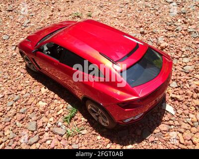 Lamborghini Urus auf Schmutz Draufsicht 1:8 Modellauto Stockfoto