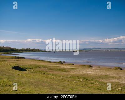 Gezeitengebiete an der Südküste des Solway Firth. Aufgenommen an einem sonnigen Frühlingstag in der Nähe von Port Carlisle im Nordwesten von Cumbria, England, Großbritannien Stockfoto