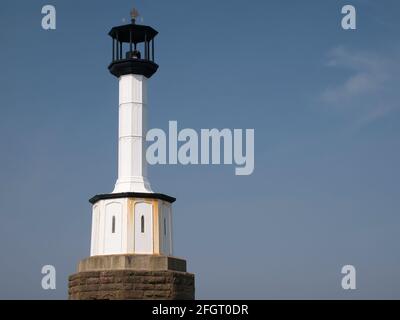 Der unter Denkmalschutz stehende Leuchtturm aus Gusseisen am Eingang zum Hafen von Maryport an der Solway Coast im Nordwesten von Cumbria, England, Großbritannien. Stockfoto