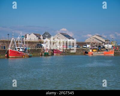 Fischerboote vertäuten in Maryport an der Solway Coast in Cumbria, Großbritannien. Aufgenommen an einem sonnigen Tag im Frühling. Stockfoto