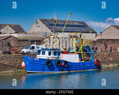 Das Fischerboot Chelaris (MT23) liegt in Maryport an der Solway Coast in Cumbria, Großbritannien. Eine Schlange von Menschen wartet darauf, frischen Fisch zu kaufen. Stockfoto