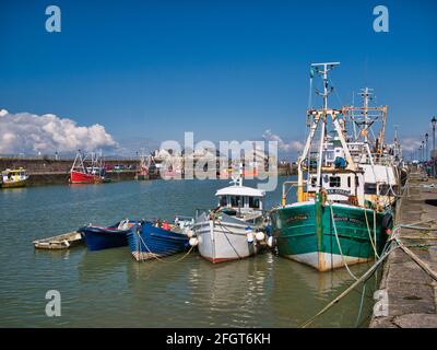 Fünf Boote in abnehmender Größe liegen in Maryport an der Solway Coast in Cumbria, Großbritannien. Aufgenommen an einem sonnigen Tag im Frühling. Stockfoto