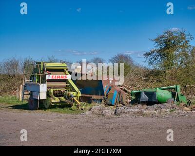 Weggeworfene, rostende Landmaschinen in Solway, Cumbria, Großbritannien. Aufgenommen an einem sonnigen Tag im Frühling. Stockfoto