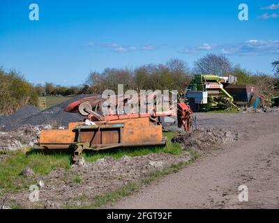 Weggeworfene, rostende Landmaschinen in Solway, Cumbria, Großbritannien. Aufgenommen an einem sonnigen Tag im Frühling. Stockfoto