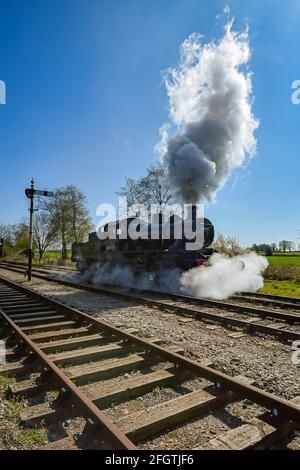 BR Ivatt Class 2MT 2-6-0 die Lok Nr. 46447 fährt während ihres ersten Dampfgala-Wochenendes auf der East Somerset Railway aus dem Bahnhof Cranmore, Somerset, ab, da die Sperre nachlässt. Bilddatum: Sonntag, 25. April 2021. Stockfoto