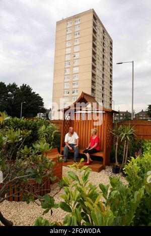 Newton Heath in Manchester bereitet sich auf die Beurteilung im Britain in Bloom Competition vor. Hilda Heydon in den Gärten des Turmblock, in dem sie wohnt. Bewohner haben sich in der Pflege der Gärten pic David Sandison zusammen Stockfoto