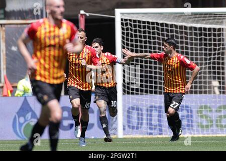 Benevento, Italien. April 2021. Benito Nicolas Viola von Benevento Calcio feiert nach dem Tor von 1-2 während der Serie A Fußballspiel zwischen Benevento Calcio und Udinese Calcio im Ciro Vigorito Stadion in Benevento (Italien), 25. April 2021. Foto Cesare Purini/Insidefoto Kredit: Insidefoto srl/Alamy Live News Stockfoto