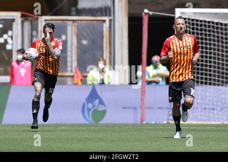 Benevento, Italien. April 2021. Benito Nicolas Viola von Benevento Calcio feiert nach dem Tor von 1-2 während der Serie A Fußballspiel zwischen Benevento Calcio und Udinese Calcio im Ciro Vigorito Stadion in Benevento (Italien), 25. April 2021. Foto Cesare Purini/Insidefoto Kredit: Insidefoto srl/Alamy Live News Stockfoto