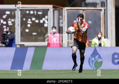 Benevento, Italien. April 2021. Benito Nicolas Viola von Benevento Calcio feiert nach dem Tor von 1-2 während der Serie A Fußballspiel zwischen Benevento Calcio und Udinese Calcio im Ciro Vigorito Stadion in Benevento (Italien), 25. April 2021. Foto Cesare Purini/Insidefoto Kredit: Insidefoto srl/Alamy Live News Stockfoto