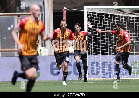 Benevento, Italien. April 2021. Benito Nicolas Viola von Benevento Calcio feiert nach dem Tor von 1-2 während der Serie A Fußballspiel zwischen Benevento Calcio und Udinese Calcio im Ciro Vigorito Stadion in Benevento (Italien), 25. April 2021. Foto Cesare Purini/Insidefoto Kredit: Insidefoto srl/Alamy Live News Stockfoto