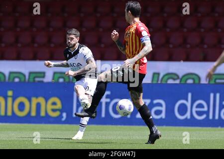 Benevento, Italien. April 2021. Rodrigo De Paul von Udinese Calcio und Benito Nicolas Viola von Benevento Calcio konkurrieren während des Fußballspiels der Serie A zwischen Benevento Calcio und Udinese Calcio im Ciro Vigorito-Stadion in Benevento (Italien) am 25. April 2021 um den Ball. Foto Cesare Purini/Insidefoto Kredit: Insidefoto srl/Alamy Live News Stockfoto