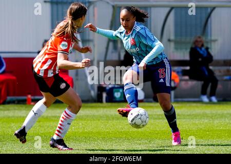 EINDHOVEN, NIEDERLANDE - 25. APRIL: Aniek Nouwen vom PSV und Chasity Grant von Ajax während des Eredivisie Women-Matches zwischen PSV und Ajax auf dem PSV Campus Stockfoto