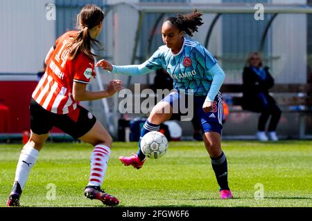 Eindhoven, Niederlande. April 2021. EINDHOVEN, NIEDERLANDE - 25. APRIL: Aniek Nouwen von PSV und Chasity Grant von Ajax während des Eredivisie-Frauenmatches zwischen PSV und Ajax auf dem PSV Campus De Herdgang am 25. April 2021 in Eindhoven, Niederlande (Foto: Geert van Erven/Orange Picics) Credit: Orange Pics BV/Alamy Live News Stockfoto