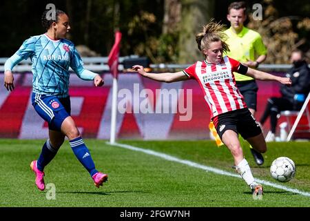 Eindhoven, Niederlande. April 2021. EINDHOVEN, NIEDERLANDE - 25. APRIL: Chasity Grant der PSV-Levels von Ajax und Janou während des Eredivisie Women-Matches zwischen PSV und Ajax am 25. April 2021 auf dem PSV Campus De Herdgang in Eindhoven, Niederlande (Foto: Geert van Erven/Orange Picics) Credit: Orange Pics BV/Alamy Live News Stockfoto