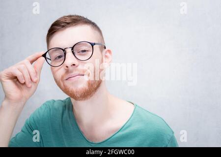 Junger Mann mit Brille lächelt. Nahaufnahme Porträt. Stockfoto