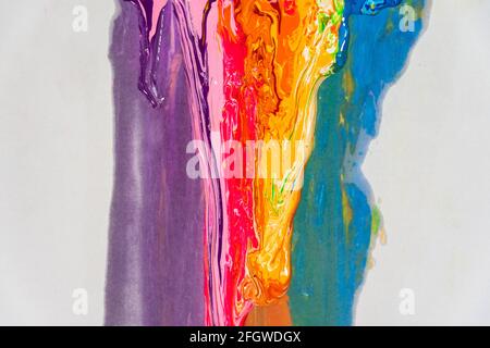 Abstrakter Farbspritzer isoliert auf weißem Hintergrund. Erstellen von Werken von echten Händen, nicht mit Grafiken und Computereffekten hinzugefügt. Stockfoto