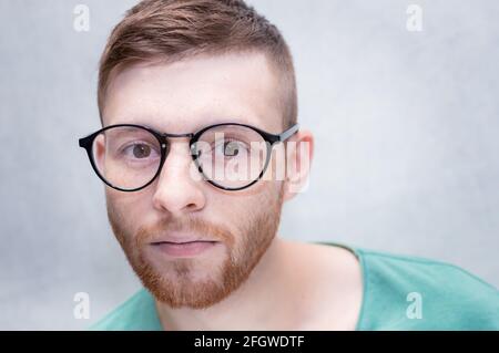 Porträt eines jungen Mannes mit Brille Nahaufnahme. Konzept der schlechten Sicht. Stockfoto