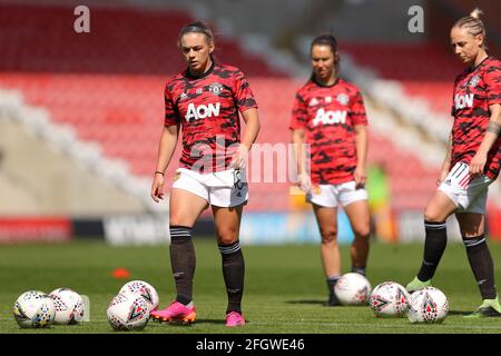 Kirsty Hanson von Manchester United (links) wärmt sich vor dem Spiel der FA Women's Super League im Leigh Sports Village auf. Bilddatum: Sonntag, 25. April 2021. Stockfoto