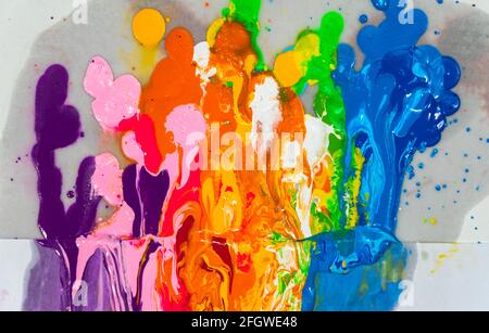 Abstrakter Farbspritzer isoliert auf weißem Hintergrund. Erstellen von Werken von echten Händen, nicht mit Grafiken und Computereffekten hinzugefügt. Stockfoto