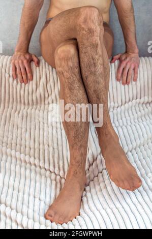 Junger Mann in Nylonstrumpfhose für Frauen. Transgender Stockfoto
