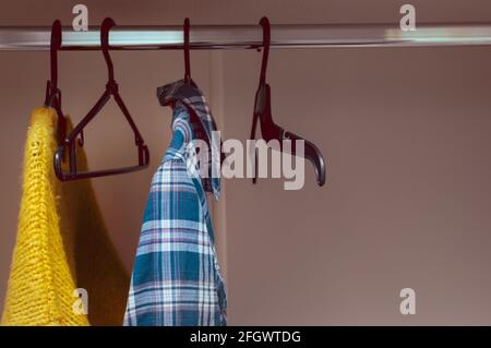 Pullover und Hemd im Schrank Nahaufnahme. Konzept ist nichts, um eine Frau zu tragen. Stockfoto