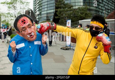 Seoul, Südkorea. 24. Apr 2021: Protest gegen Japan zur Freisetzung von mit radioaktivem Material kontaminiertem Wasser aus Fukushima, 24. Apr 2021 : Ein Protestler sticht seinen Kollegen mit einem Ausschnitt, der den schmählichen japanischen Premierminister Yoshihide Suga zeigt, während eines Protestes gegen die Entscheidung der japanischen Regierung, mit radioaktivem Material kontaminiertes Wasser vor der japanischen Botschaft in Seoul, Südkorea, ins Meer zu entlassen. Kredit: Lee Jae-won/AFLO/Alamy Live Nachrichten Stockfoto