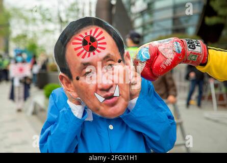 Seoul, Südkorea. 24. Apr 2021: Protest gegen Japan zur Freisetzung von mit radioaktivem Material kontaminiertem Wasser aus Fukushima, 24. Apr 2021 : Ein Protestler sticht seinen Kollegen mit einem Ausschnitt, der den schmählichen japanischen Premierminister Yoshihide Suga zeigt, während eines Protestes gegen die Entscheidung der japanischen Regierung, mit radioaktivem Material kontaminiertes Wasser vor der japanischen Botschaft in Seoul, Südkorea, ins Meer zu entlassen. Kredit: Lee Jae-won/AFLO/Alamy Live Nachrichten Stockfoto