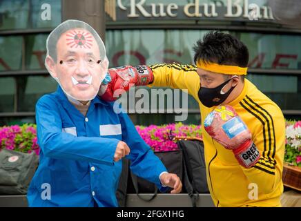 Seoul, Südkorea. 24. Apr 2021: Protest gegen Japan zur Freisetzung von mit radioaktivem Material kontaminiertem Wasser aus Fukushima, 24. Apr 2021 : Ein Protestler sticht seinen Kollegen mit einem Ausschnitt, der den schmählichen japanischen Premierminister Yoshihide Suga zeigt, während eines Protestes gegen die Entscheidung der japanischen Regierung, mit radioaktivem Material kontaminiertes Wasser vor der japanischen Botschaft in Seoul, Südkorea, ins Meer zu entlassen. Kredit: Lee Jae-won/AFLO/Alamy Live Nachrichten Stockfoto