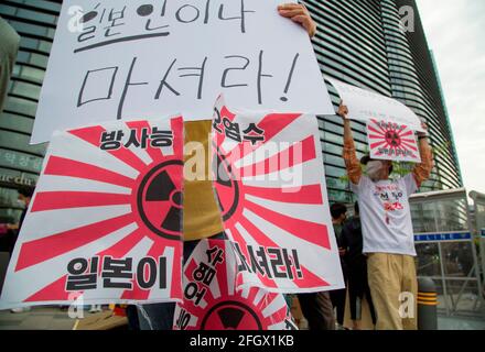 Seoul, Südkorea. 24. Apr 2021: Protest gegen Japan zur Freisetzung von mit radioaktivem Material kontaminiertem Wasser aus Fukushima, 24. Apr 2021: Südkoreanische Demonstranten halten während eines Protestes gegen die japanische Regierung vor der japanischen Botschaft in Seoul, Südkorea, die japanische aufgehende Sonnenflaggen in Schande. Kredit: Lee Jae-won/AFLO/Alamy Live Nachrichten Gutschrift: Aflo Co. Ltd./Alamy Live Nachrichten Stockfoto