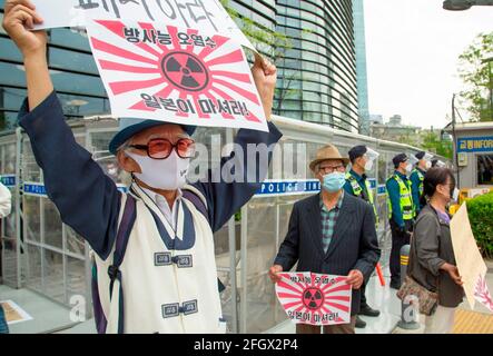 Seoul, Südkorea. 24. Apr 2021: Protest gegen Japan zur Freisetzung von mit radioaktivem Material kontaminiertem Wasser aus Fukushima, 24. Apr 2021: Südkoreanische Demonstranten halten während eines Protestes gegen die japanische Regierung vor der japanischen Botschaft in Seoul, Südkorea, die japanische aufgehende Sonnenflaggen in Schande. Kredit: Lee Jae-won/AFLO/Alamy Live Nachrichten Gutschrift: Aflo Co. Ltd./Alamy Live Nachrichten Stockfoto