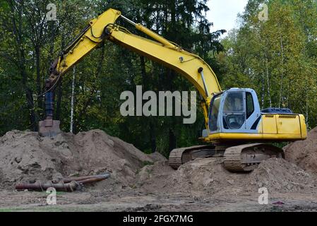 Bagger mit vertikaler tamrock Pfahlgrundbohrmaschine. Bohrgerät im Waldgebiet. Bodenverbesserungstechniken, Vibrationssonde. Vibro Stockfoto