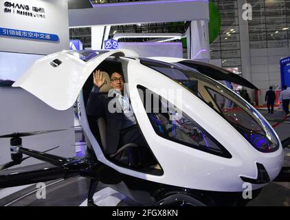 Fuzhou, Chinas Provinz Fujian. April 2021. Ein bemanntes Autopilot-Flugzeug wird auf der Digital Achievements Exhibition während des vierten Digital China Summit in Fuzhou, südöstlich der Provinz Fujian, am 25. April 2021, ausgestellt. Quelle: Wei Peiquan/Xinhua/Alamy Live News Stockfoto