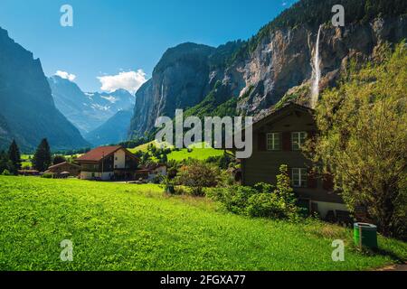 Fantastische Sommer alpine Orte mit tiefen Tal und Wasserfällen. Lauterbrunnental und berühmtes Dorf mit Gärten, Berner Oberland, Schweiz, E Stockfoto