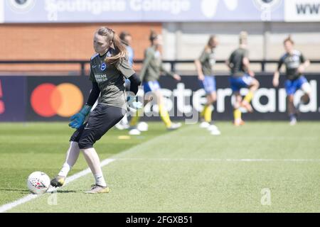 Borehamwood, Großbritannien. April 2021. Megan Walsh (#1 Brighton FC) wärmt sich während des FA Women's Super League-Spiels zwischen Arsenal und Brighton FC im Meadow Park in Borehamwood auf. Kredit: SPP Sport Pressefoto. /Alamy Live News Stockfoto