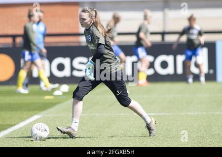 Borehamwood, Großbritannien. April 2021. Megan Walsh (#1 Brighton FC) wärmt sich während des FA Women's Super League-Spiels zwischen Arsenal und Brighton FC im Meadow Park in Borehamwood auf. Kredit: SPP Sport Pressefoto. /Alamy Live News Stockfoto