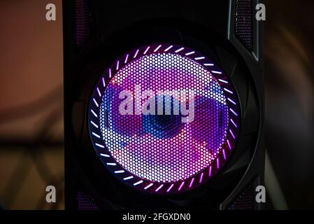 Detail des PC-Gaming-Gehäuses mit Lüfter, der von rgb beleuchtet wird led und Schutznetz Stockfoto