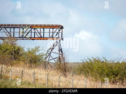 Eine Bahnstrecke in einem Steinbruch in der Nähe von Stoney Middleton in Derbyshire, die als Drehort für den neuesten Film Mission: Impossible berichtet wurde. Mission: Der unmögliche Star Tom Cruise hat in den letzten Tagen Actionszenen auf einer beweglichen Dampflokomotive in den North York Moors angefüllt. Bilddatum: Sonntag, 25. April 2021. Stockfoto