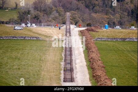 Eine Bahnstrecke in einem Steinbruch in der Nähe von Stoney Middleton in Derbyshire, die als Drehort für den neuesten Film Mission: Impossible berichtet wurde. Mission: Der unmögliche Star Tom Cruise hat in den letzten Tagen Actionszenen auf einer beweglichen Dampflokomotive in den North York Moors angefüllt. Bilddatum: Sonntag, 25. April 2021. Stockfoto